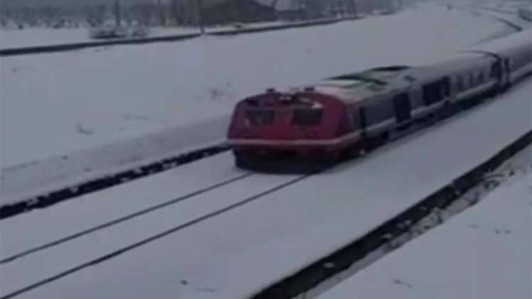 50 खबरें: बडगाम में बर्फ से ढकी पटरी पर दौड़ी ट्रेन