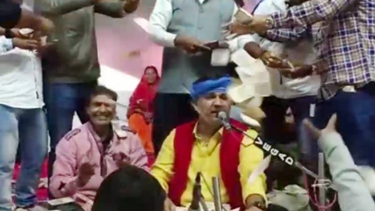 भजन गायक पर नोटों की बारिश(फाइल फोटो- ANI)