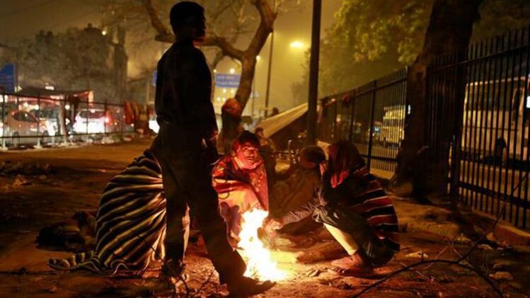 दिल्ली में कड़ाके की ठंड (फोटो-रॉयटर्स)