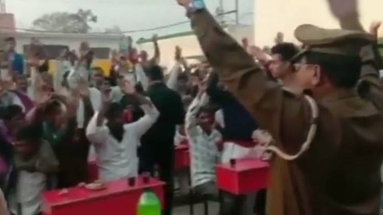 लोगों को शपथ दिलाता यूपी पुलिस का SHO(फोटो-ANI)