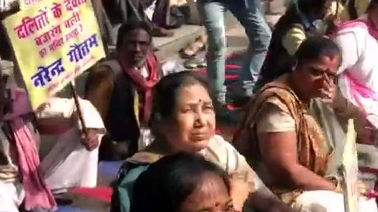 लखनऊ के एक हनुमान मंदिर के बाहर दलितों का धरना(वीड‍ियो स्क्रीनशॉट)