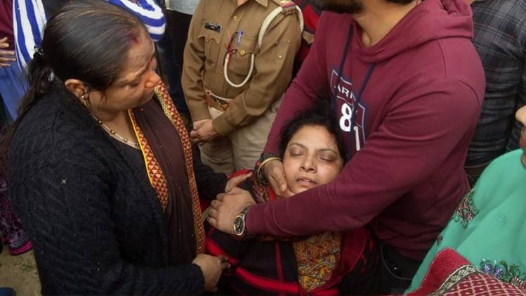 सुबोध कुमार की अंत्‍येष्‍ट‍ि में बेहोश हुई उनकी पत्‍नी(फोटो-PTI)