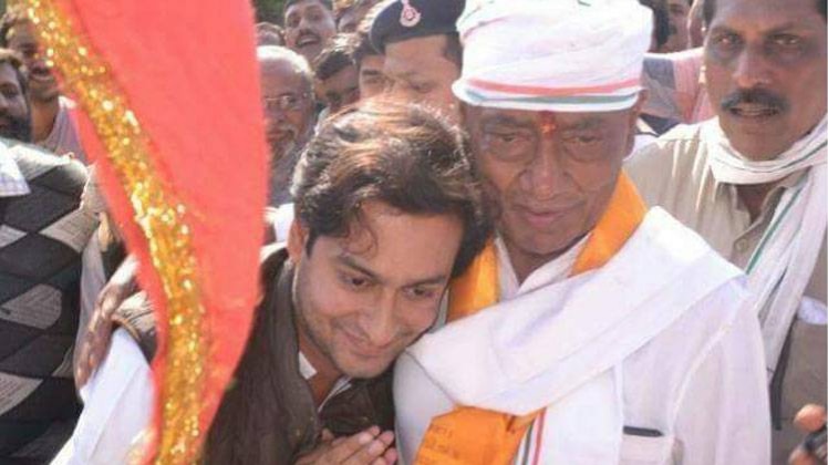 दिग्विजय सिंह अपने बेटे जयवर्धन सिंह के साथ (फोटो- ट्विटर)