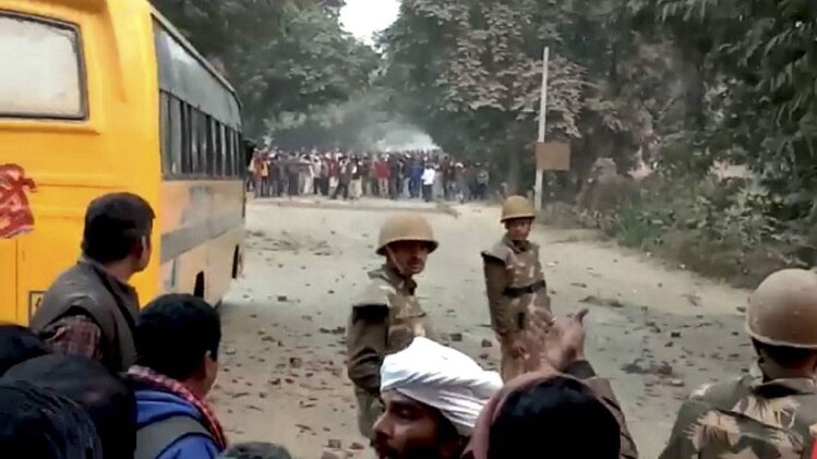 गाजीपुर में पथराव (फोटो-PTI)