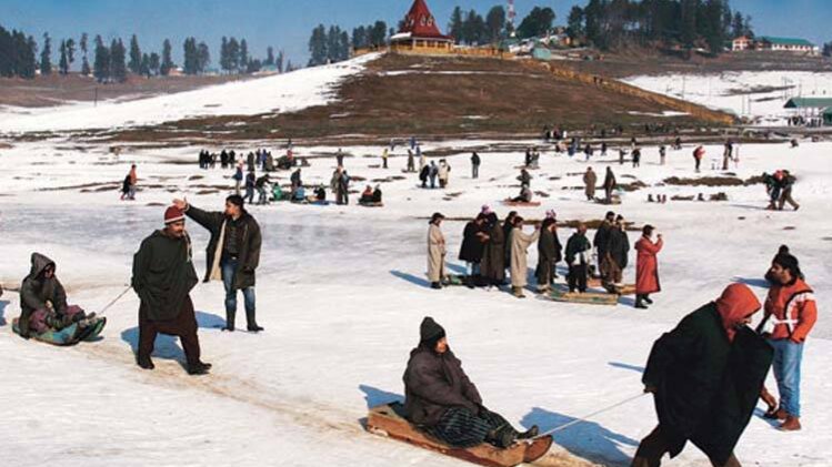 गुलमर्ग गुलज़ार, ठंड की मार में भी पर्यटकों की बहार