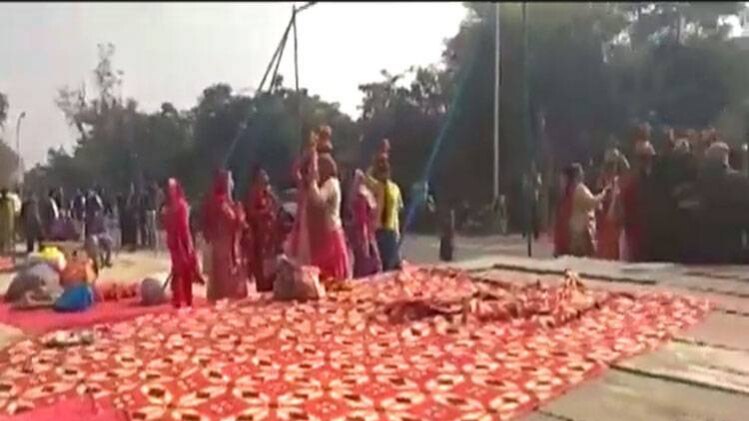 अब नोएडा के पार्क में रुकवाई गई भागवत कथा