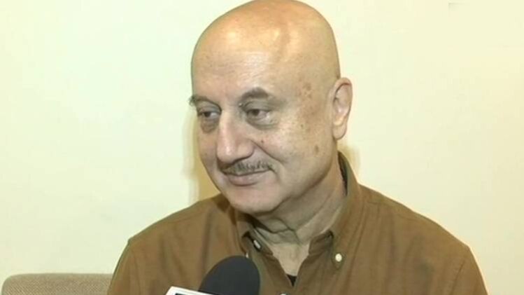 एक्टर अनुपम खेर प्रेस कॉन्फ्रेंस में