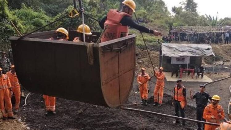 मजदूरों को बचाने रेस्क्यू ऑपरेशन जारी है.(Photo: ANI)