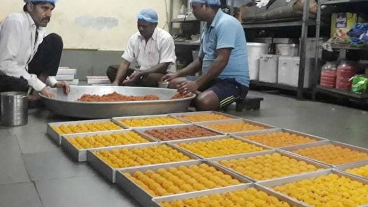 राजस्थान कांग्रेस द्वारा बनवाएं जा रहे हैं लड्डू और मिठाइयां(फोटो- आजतक)
