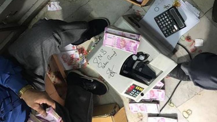 कैश गिनने में लगे आईटी विभाग के अधिकारी (फोटो-ANI)