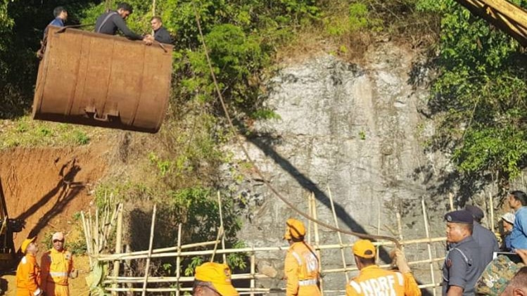 बचाव कार्य में जुटे एनडीआरएफ के जवान (फोटो-आजतक)
