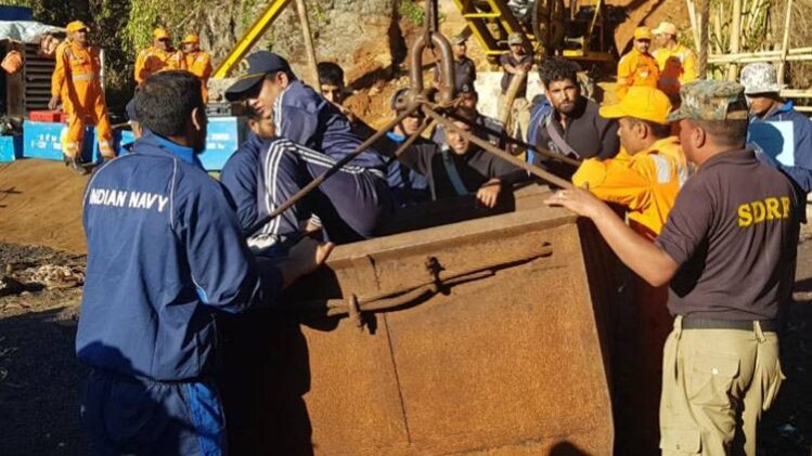 बचाव कार्य में जुटे एनडीआरएफ के जवान (फोटो-आजतक