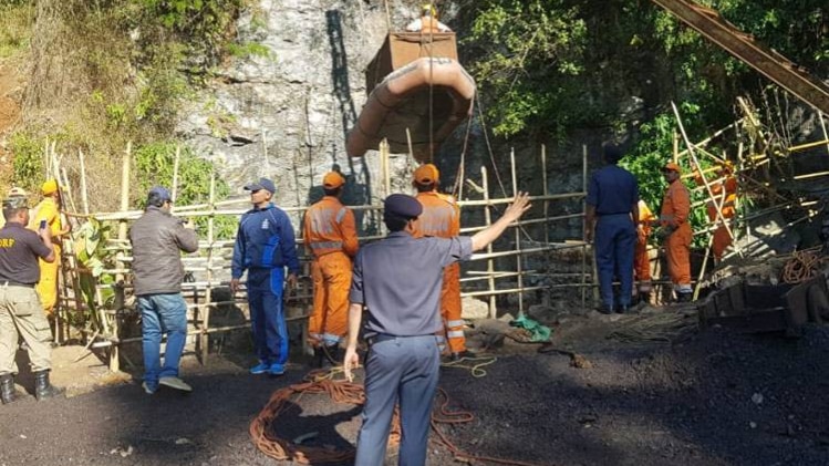 बचाव कार्य में जुटे एनडीआरएफ के जवान (फोटो-आजतक)