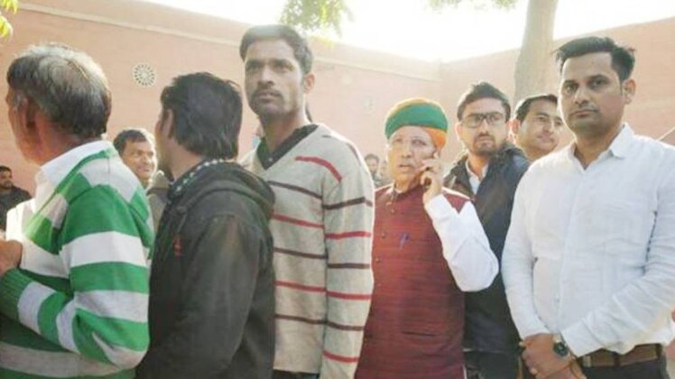 वोटिंग के लिए लाइन में लगे केंद्रीय मंत्री अर्जुन राम मेघवाल (फोटो- अनिल जायसवाल)