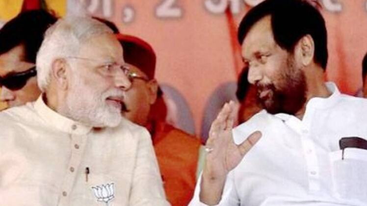 प्रधानमंत्री नरेंद्र मोदी के साथ राम विलास पासवान (फाइल फोटो)