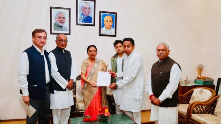 राज्यपाल से मिले कांग्रेस के वरिष्ठ नेता (फोटो-ANI)