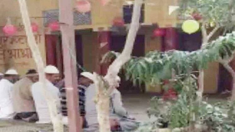 मंदिर परिसर में पढ़ी गई नमाज