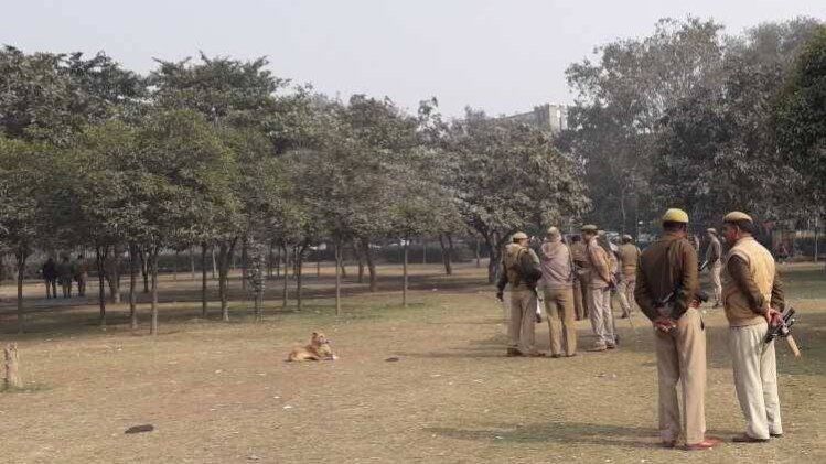 नोएडा स्थ‍ित सेक्टर 58 में तैनात पुलिस बल(फोटो-आजतक)