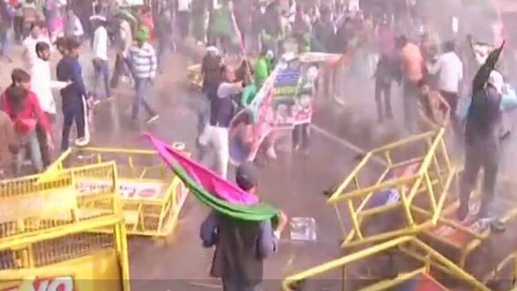 सुबह सुबह: पप्पू यादव के समर्थकों पर पुलिस ने भांजी लाठी