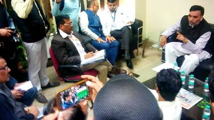 श्रम मंत्री गोपाल राय हाॅस्पिटल स्टाफ से बात करते