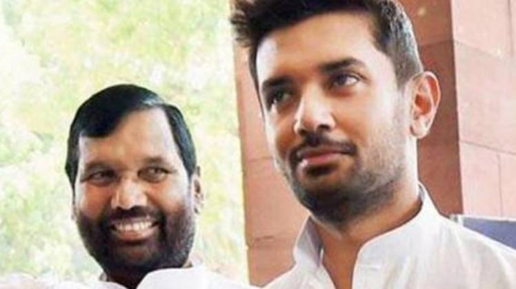 रामविलास पासवान और चिराग पासवान(फोटो-PTI)