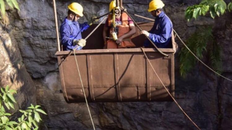 बचाव कार्य में जुटे एनडीआरएफ के जवान (फोटो-पीटीआई)