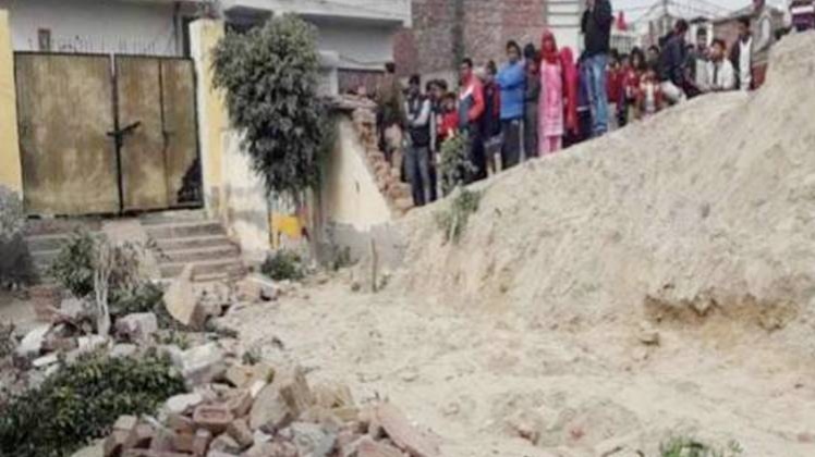 स्कूल की दीवार बेहद खराब हालत में थी(फोटो- आज तक)