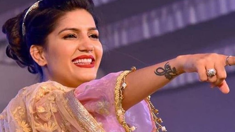 विशेष: सपना चौधरी ने किया डांस तो वीडियो बनाते रहे SDM