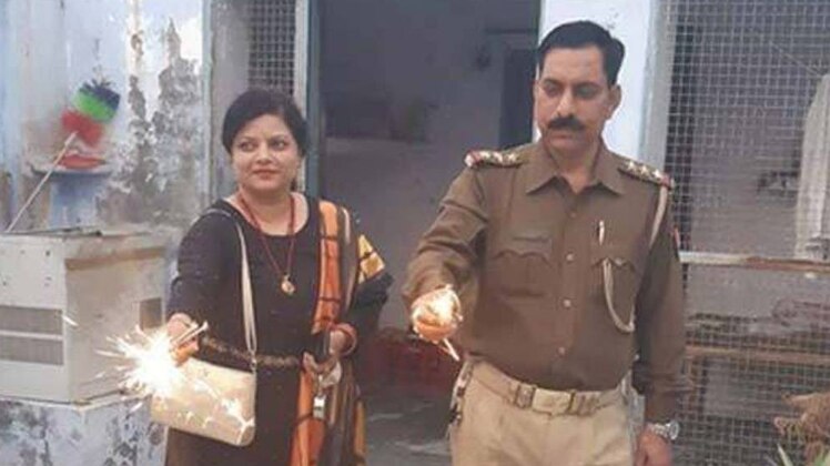 बुलंदशहर में हिंसा (इनसेट में शहीद इंस्पेक्टर सुबोध कुमार)