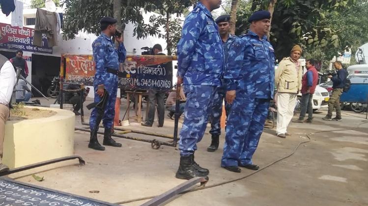 बुलंदशहर में हालात काबू करने किए गए सुरक्षा के इंतजाम(फोटो-PTI)