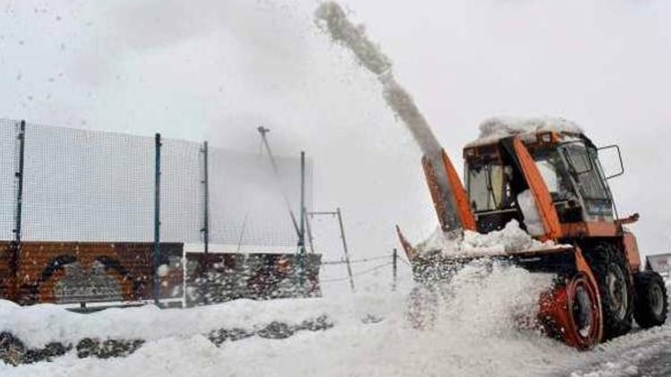 जवाहर लाल नेहरू रोड पर बर्फबारी के चलते हालात खराब(फोटो: PTI)