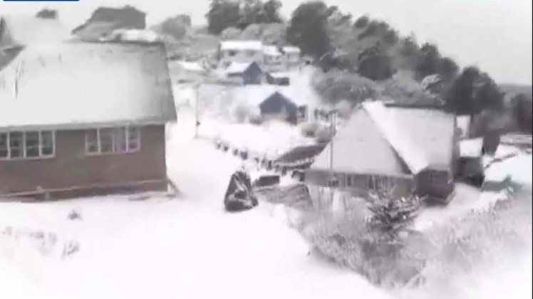 बर्फ की चादर से ढके दार्जिलिंग के पहाड़