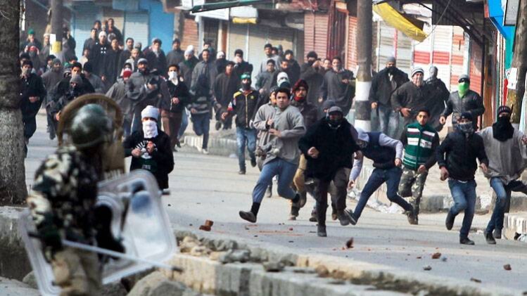 पत्थरबाजी (फाइल फोटो)