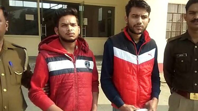 पुलिस गिरफ्त में अारोपी(फोटो-आजतक)