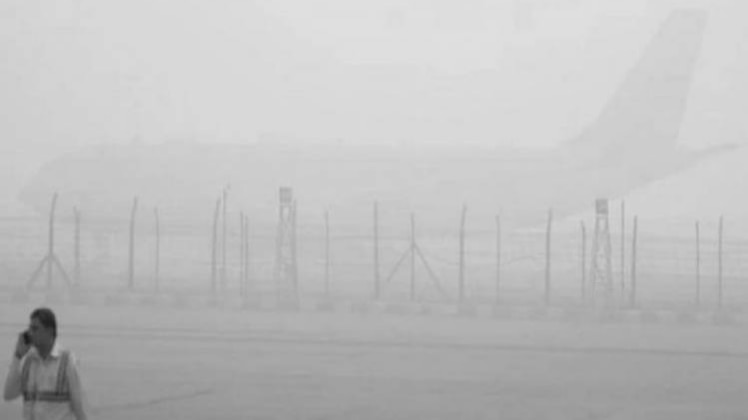 ठंड के चलते विजिबिलिटी हुई शून्य(फोटो-रायटर्स)