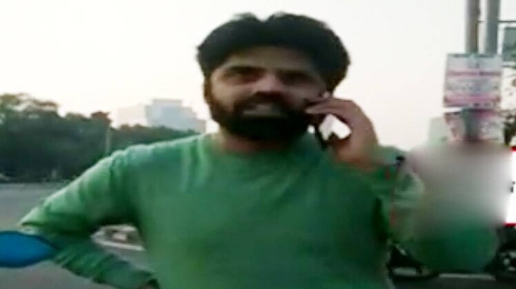 गुरुग्राम में एक कार सवार ने ट्रैफिक पुलिस वाले को घसीटा