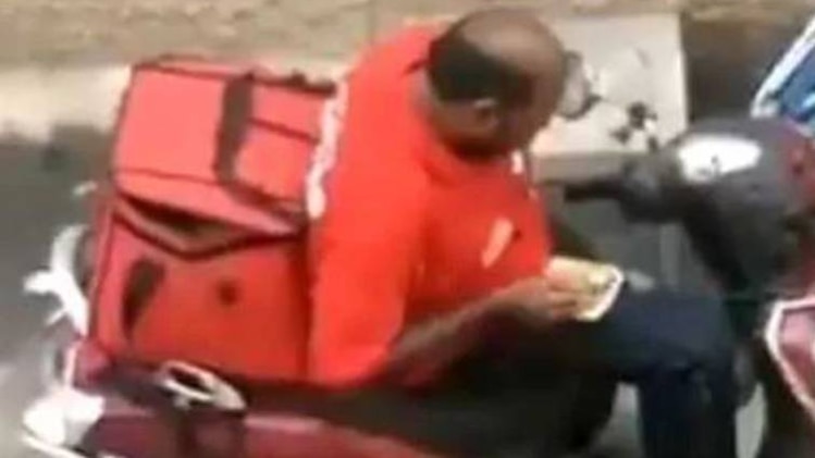 जोमैटो डिलीवरी बॉय की तस्वीर