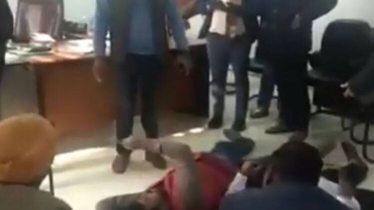 AAP विधायक का DC दफ्तर में 'लंबलेट प्रदर्शन'