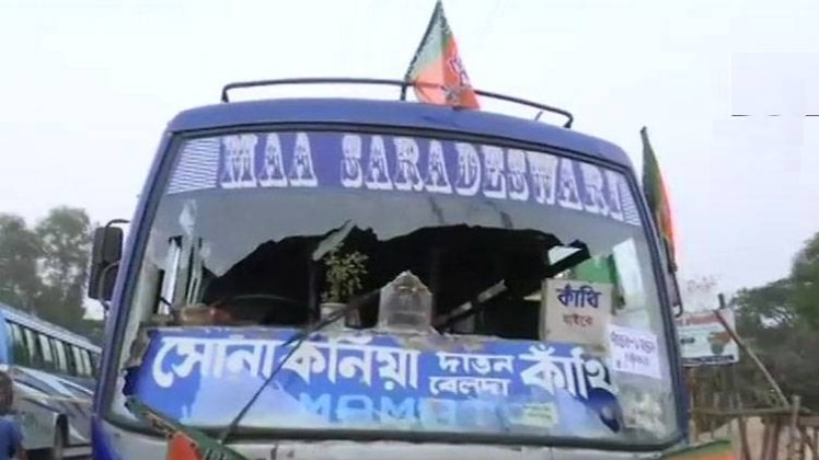 हमले में क्षतिग्रस्त बस (फोटो - ANI)