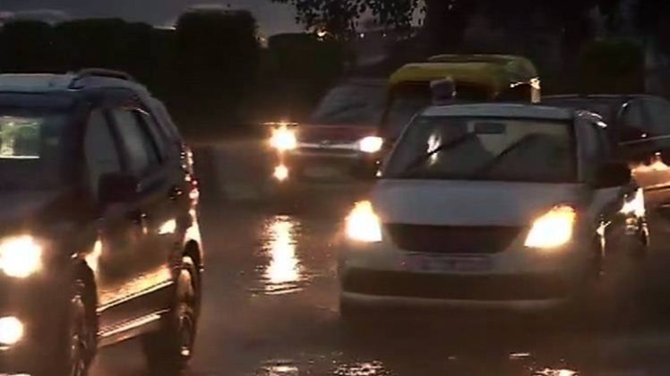 50 खबरें: दिल्ली-NCR में बारिश, दिन में छाया अंधेरा