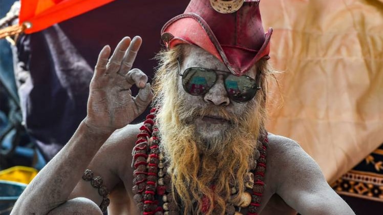 कुंभ में बाबा कुछ इस अंदाज में नजर आ रहे हैं(फोटो-PTI)