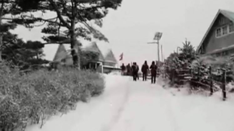 भारी बर्फबारी से पहाड़ों पर हाहाकार, घाटी बनी 'बर्फीस्तान'