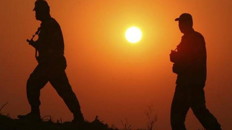 सीमा पर तैनात BSF के जवान(फाइल फोटो-रायटर्स)