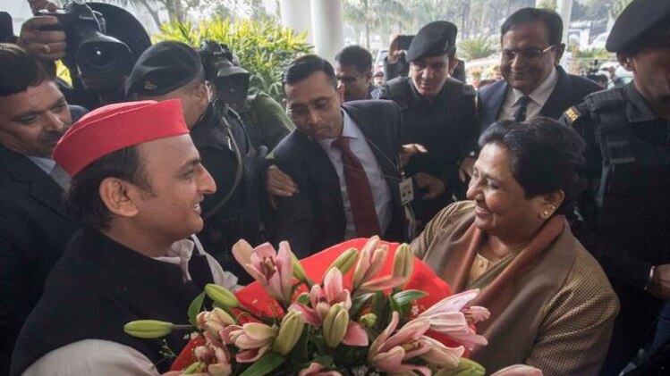 अखिलेश यादव और मायावती (फोटो- twitter/@yadavakhilesh)