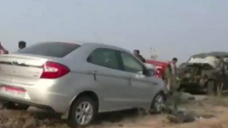 पुलिस की गाड़ी को ट्रक ने टक्कर मार दी