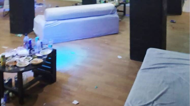 कसीनो से शराब की काफी बोतलें भी बरामद हुईं हैं(फोटो-आजतक)