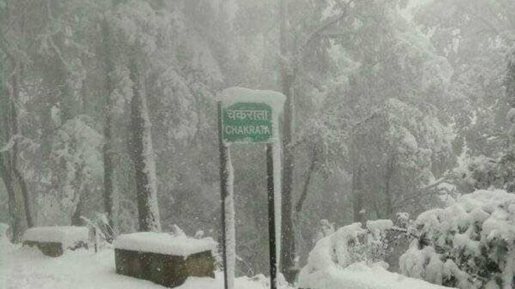 चकराता में बर्फ में फंसे 4 पर्यटक