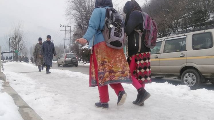 जम्मू-कश्मीर के पहाड़ों पर लगातार बर्फबारी जारी है(फोटो-आजतक)