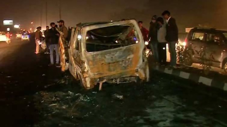 दिल्ली में टक्कर के बाद दो कार में लगी आग (फोटो-ANI)