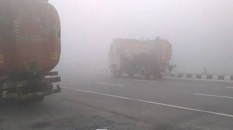 घने कोहरे की वजह से पंजाब-लुधियाना हाईवे पर रूके ट्रक